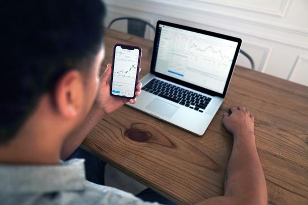 Un bróker analizando gráficos en una computadora
