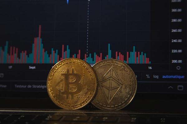 Criptomonedas frente a una computadora con gráficos