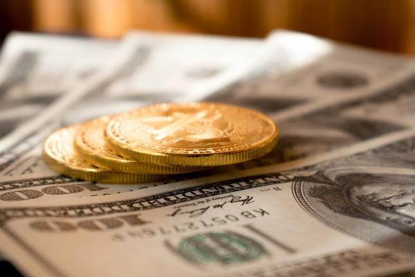  Monedas y billetes extranjeros sobre una mesa: ¿qué es una divisa?
