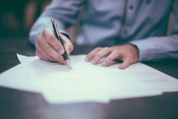 Una persona firma un contrato