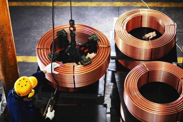 Bobinas de cobre. Este metal es una materia prima esencial en Chile.