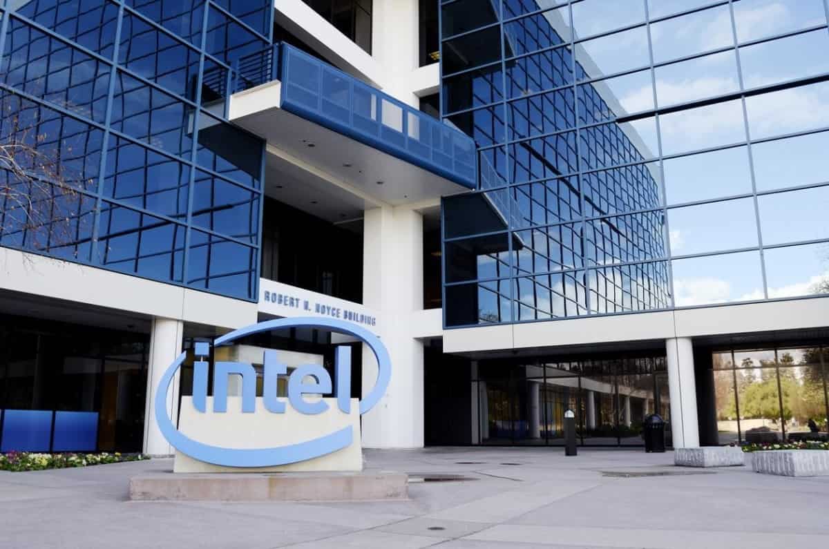 Fachada de una sede de Intel. Esta empresa de tecnología es una de las compañías con acciones baratas.