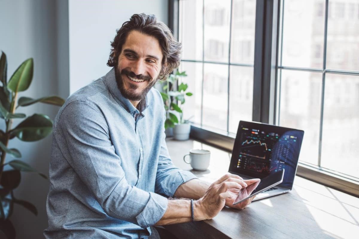 Con las acciones en línea puedes invertir en el mercado global desde Chile