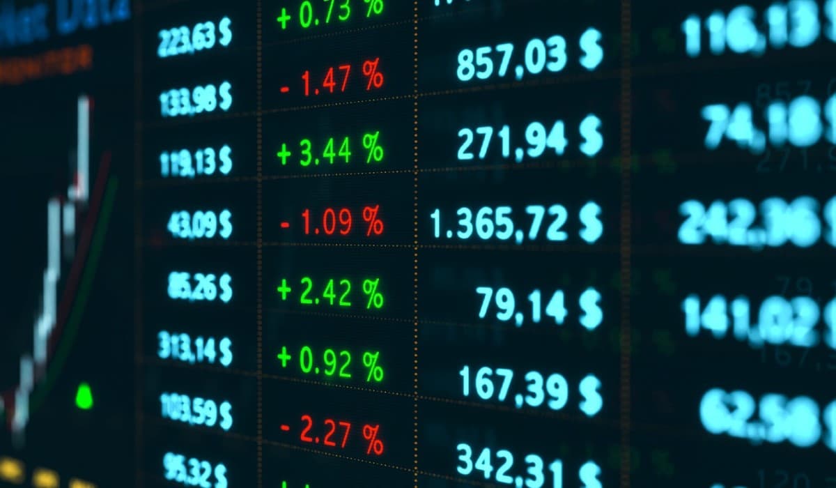 Pantalla proyecta la cotización de acciones, que es un activo financiero.