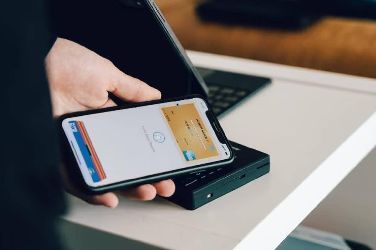 Una persona acerca su celular a una terminal de “contactless” para pagar a través de su billetera virtual. 