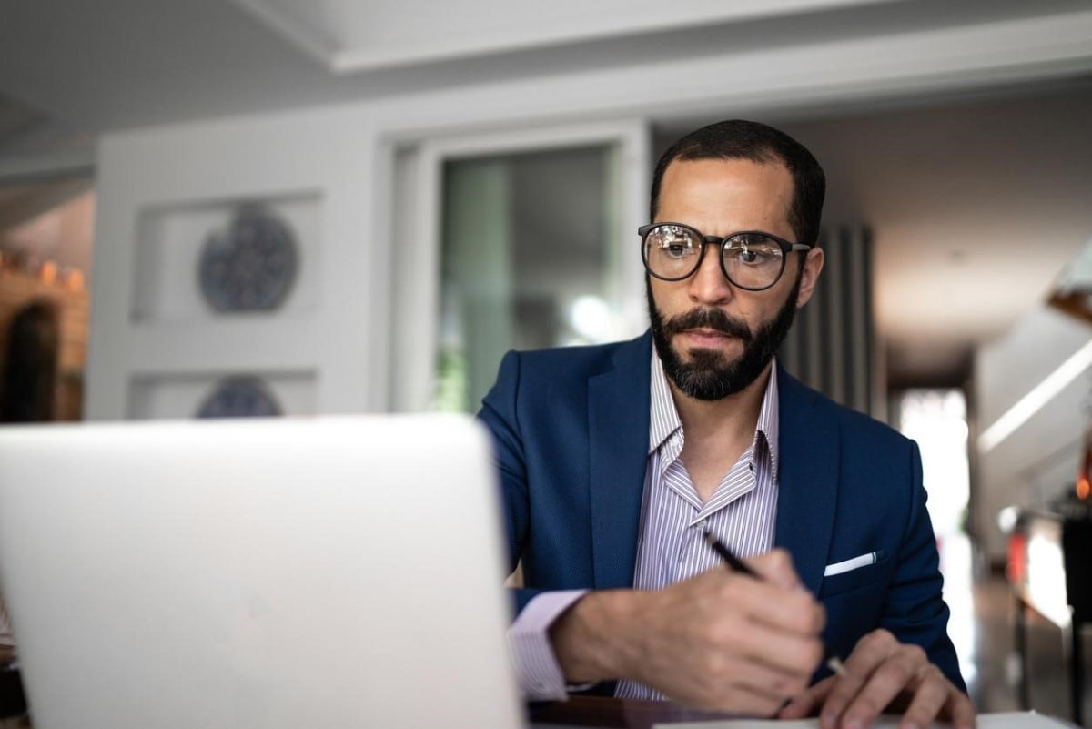 Inversionista revisa estrategias en su computador para hacer rentable su cartera de inversión.