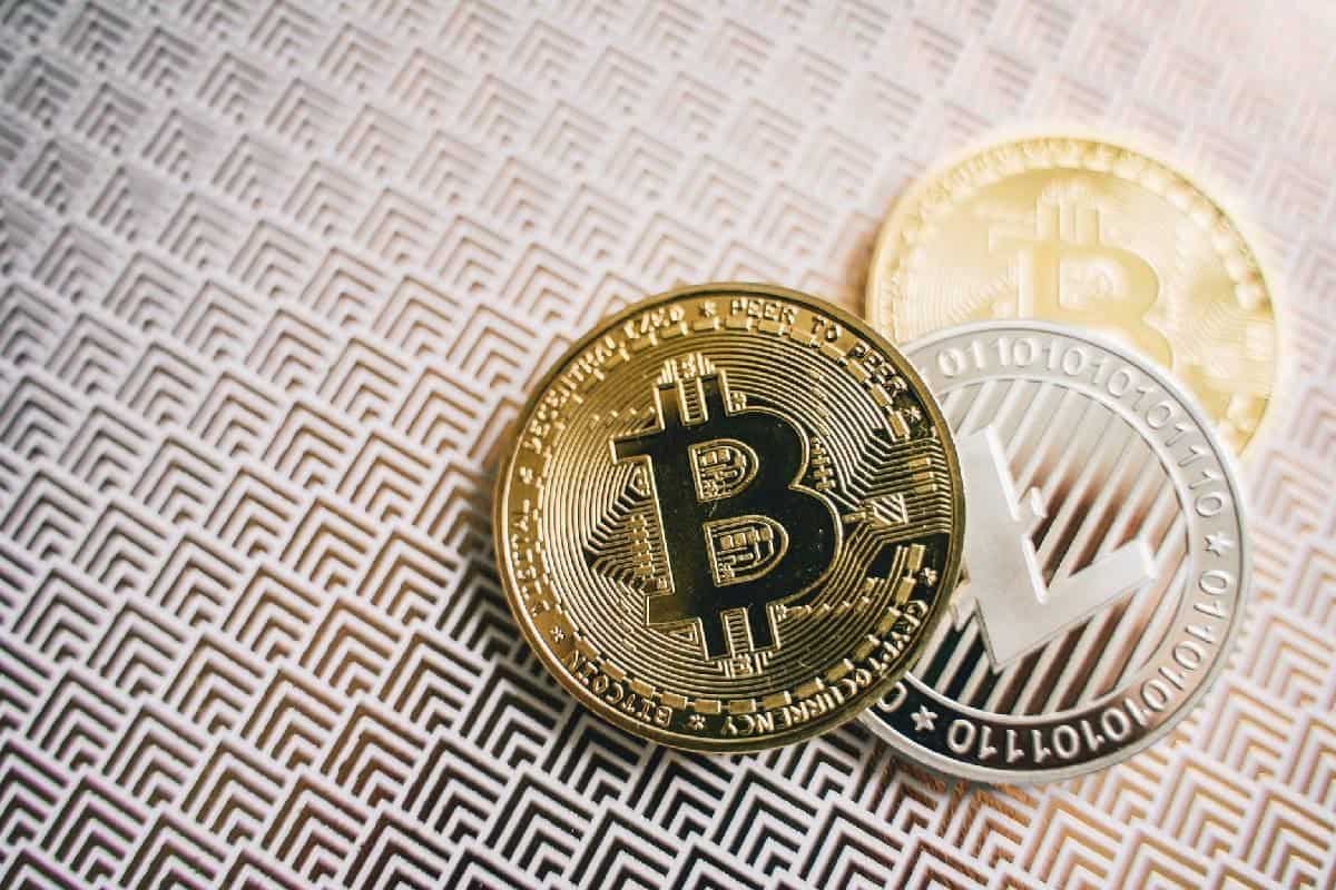 Bitcoin y Litecoin, dos de las criptomonedas que negocian en el ciberespacio.