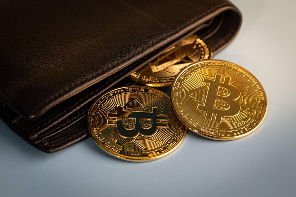 Una billetera con BTC. Para quienes se preguntan “cómo invertir mi dinero”, las cripto es una de las alternativas más populares.