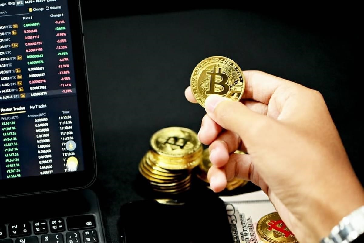 Bitcoin, una de las criptomonedas principales, se puede comprar las 24 horas de forma online. 