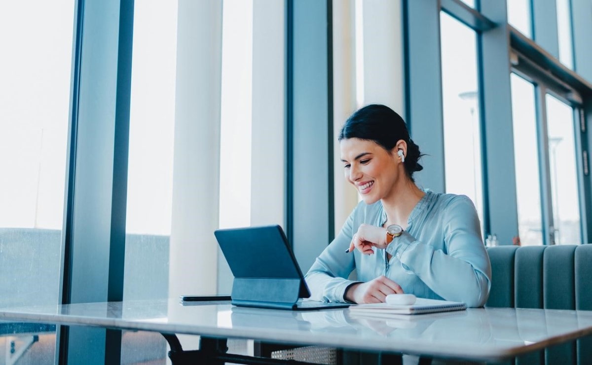 Una mujer investiga en su tableta sobre crowdfunding inmobiliario.