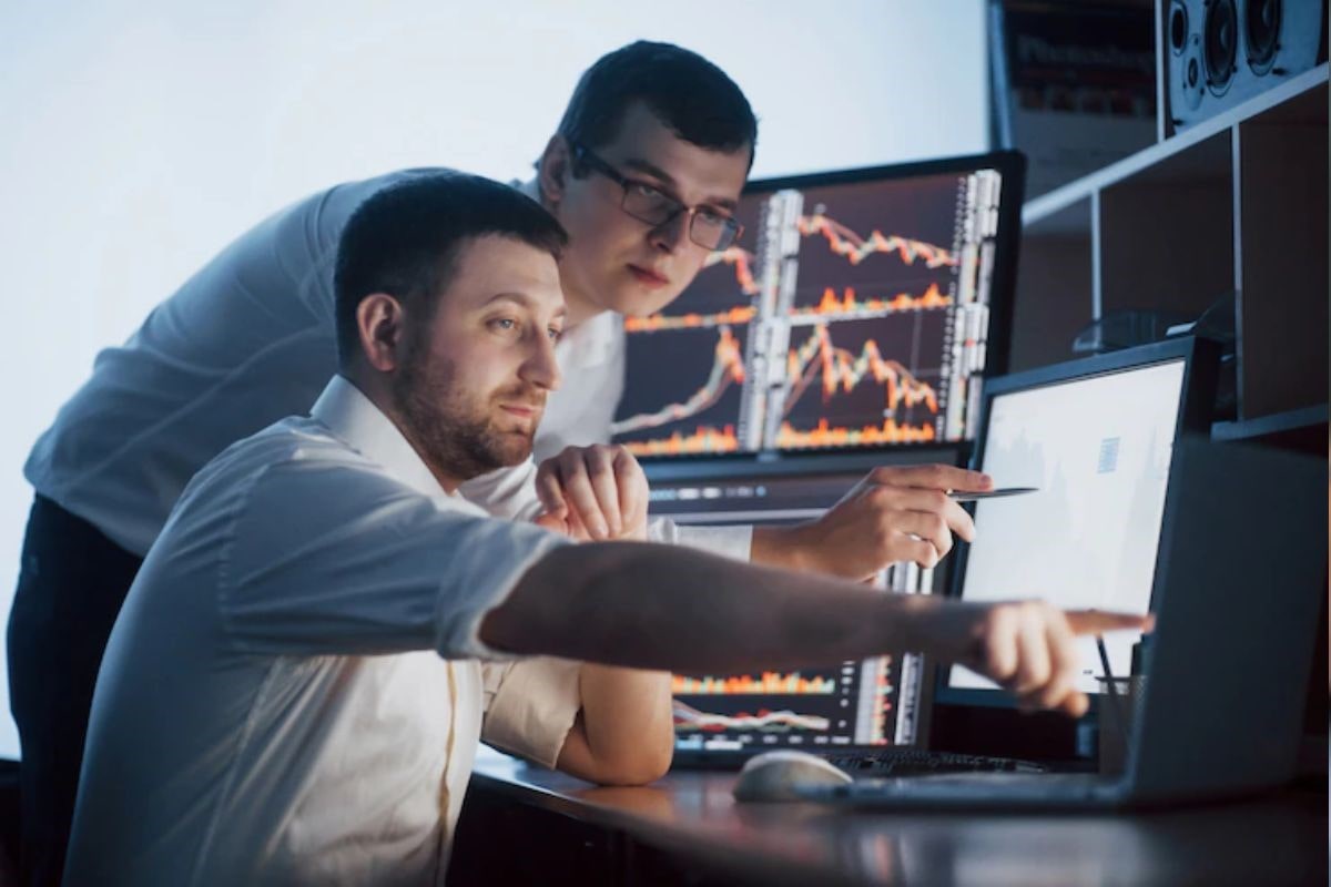Hombres analizando el mercado