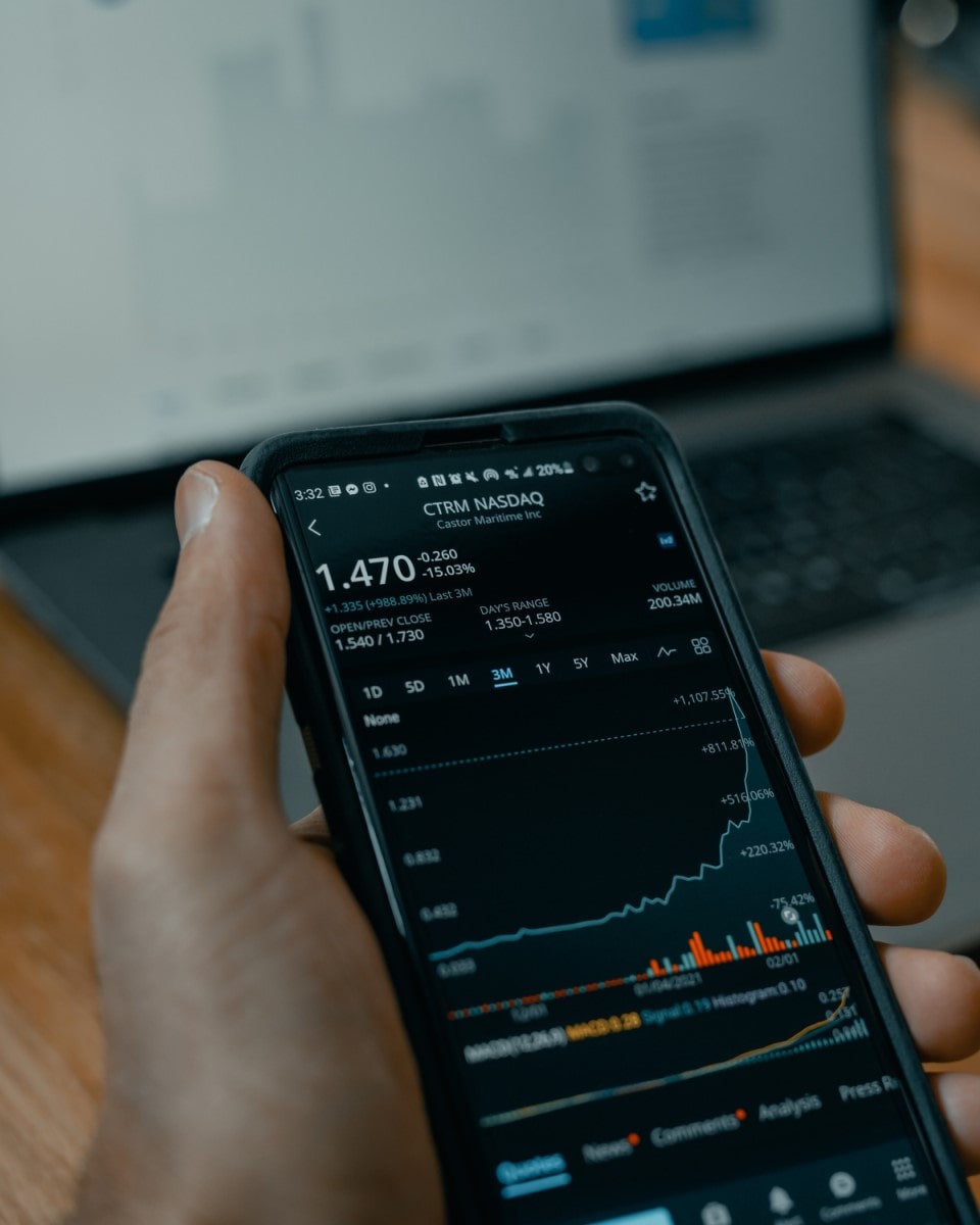 Celular con gráficos sobre criptomonedas.