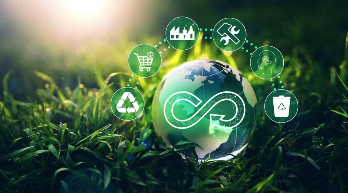 Imagen en referencia a los conceptos de reciclar, renovar y reutilizar, ligados a la economía circular.