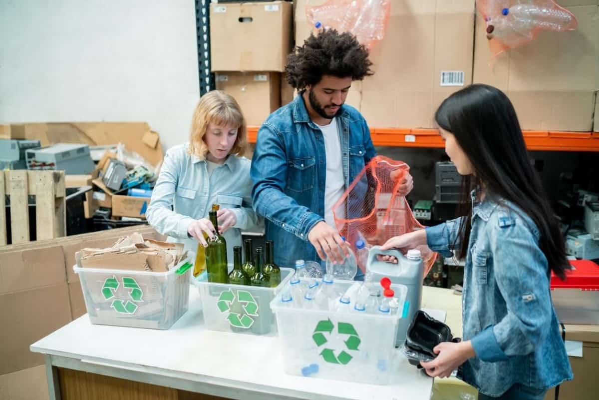 Un grupo de jóvenes separa residuos para reutilizarlos, característica del modelo de economía circular.