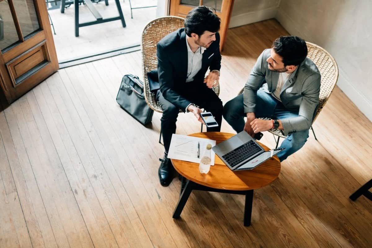 Dos hombres discuten y analizan estrategias de inversión.