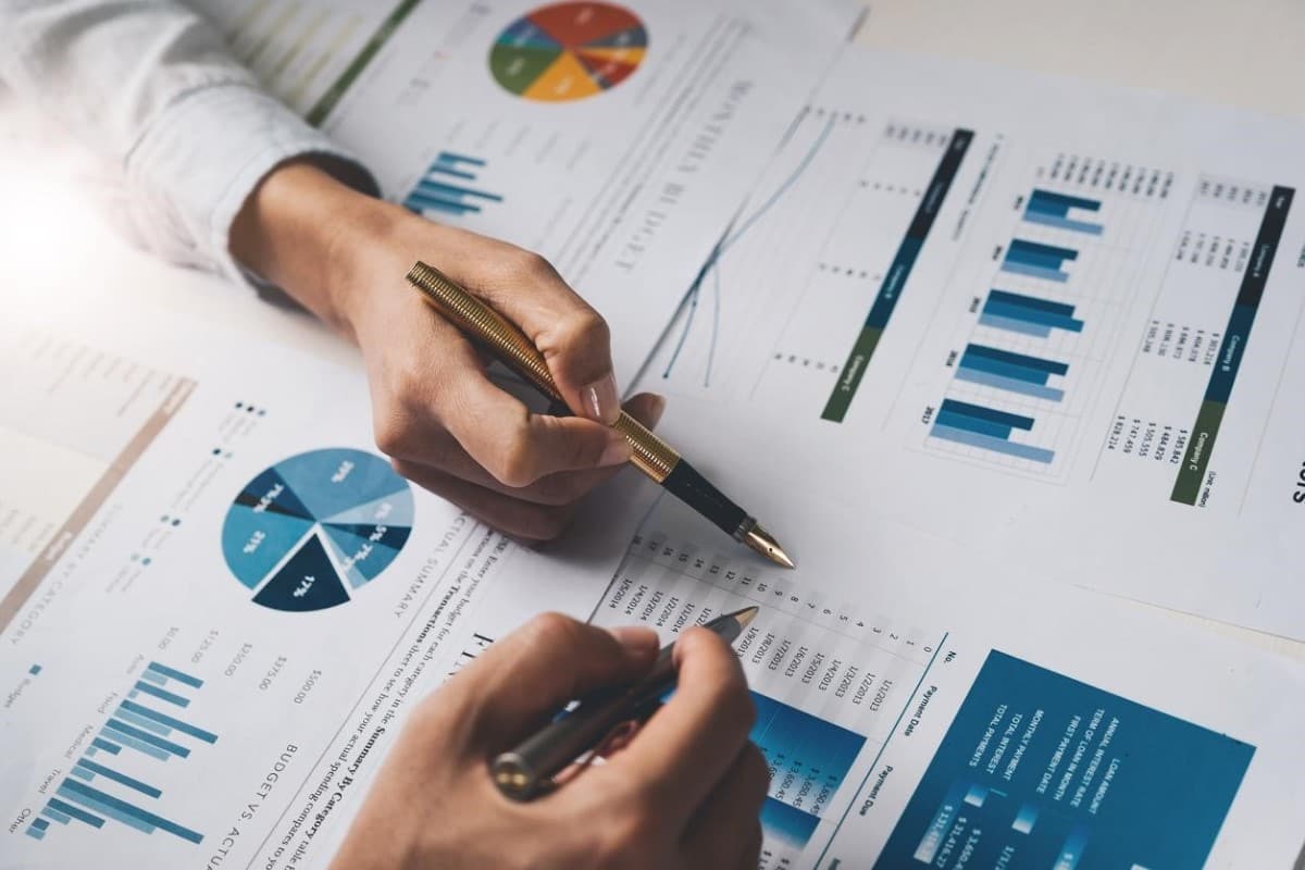 Empresarios revisan gráficos para verificar cómo están funcionando sus estrategias de inversión.