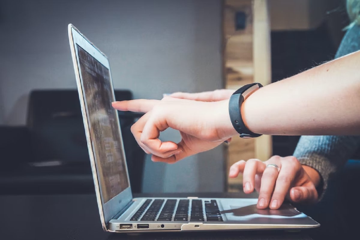 Personas investigando en su laptop sobre ETFs.
