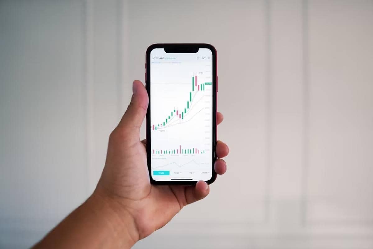 Un trader analiza gráficas desde su celular.Las figuras chartistas ayudan al inversor a elegir los momentos de intercambio y a evitar caídas.