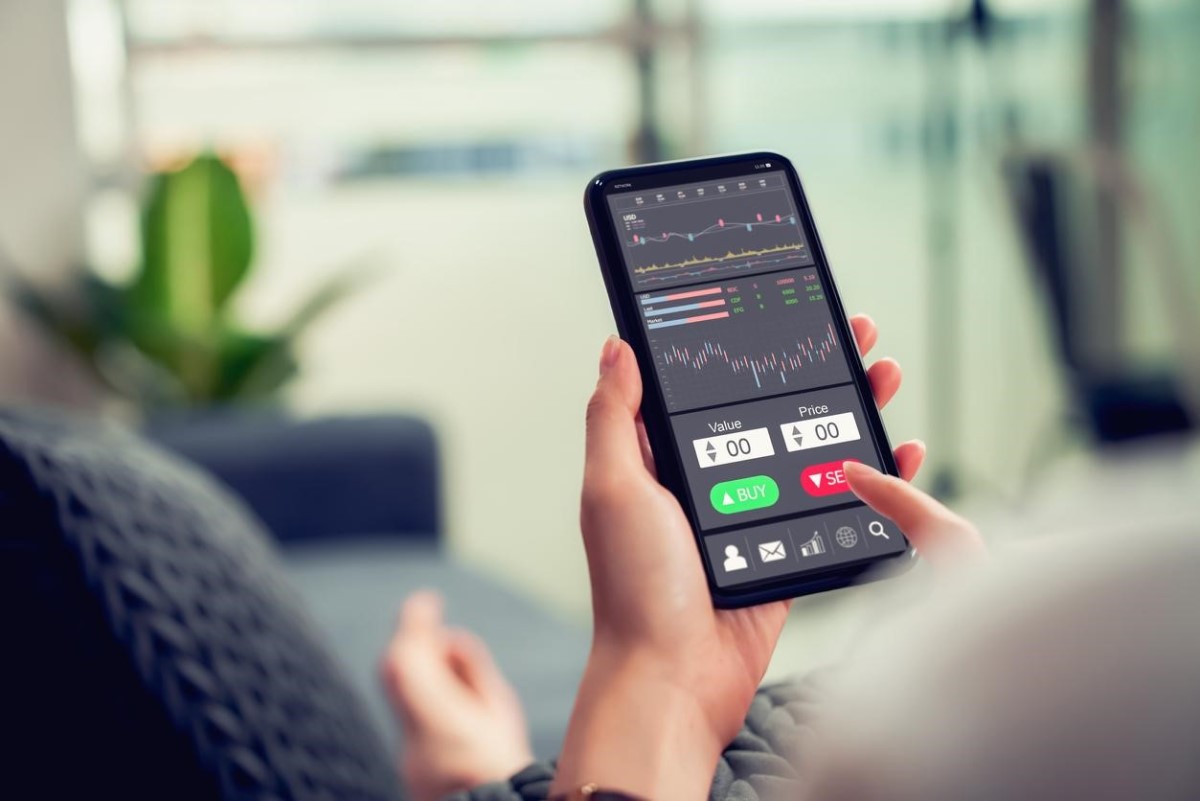 Una persona consulta en su celular cotizaciones de divisas en Forex Chile