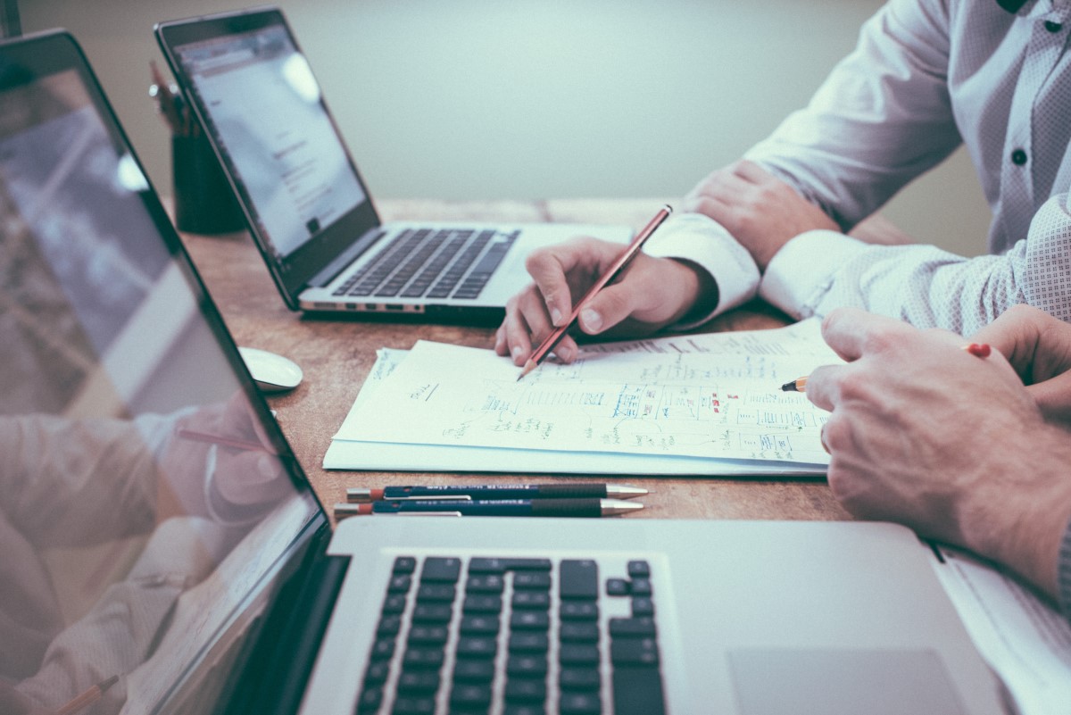 Personas investigando ¿qué es el indicador ADX?