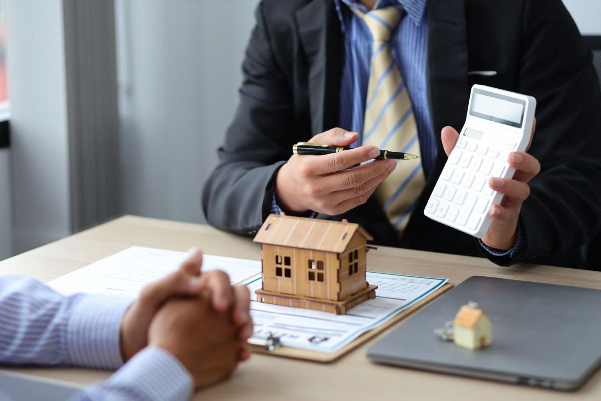 Dos hombres de negocio conversan sobre las inversiones inmobiliarias.