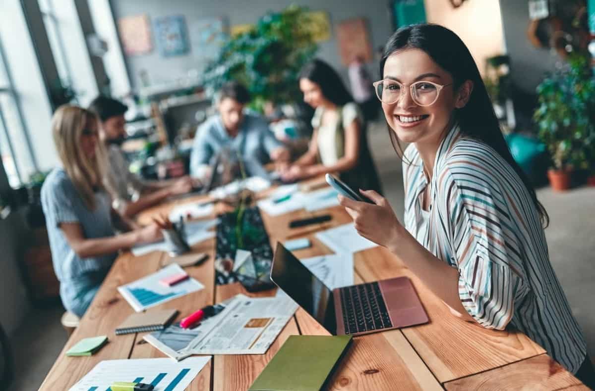 Una emprendedora trabaja en una startup tecnológica, una de las mejores inversiones en Perú.