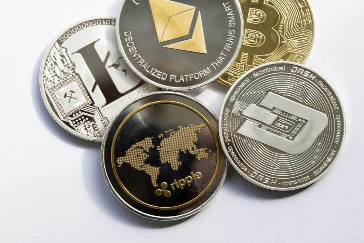 Varias criptomonedas sobre un fondo blanco. Si te preguntas en qué invertir en Argentina, las crypto son una opción