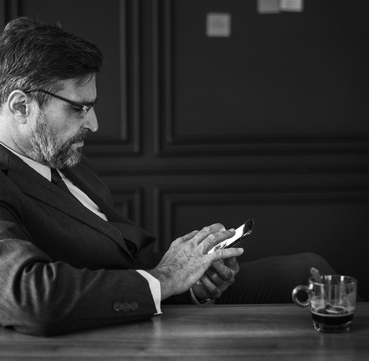 Hombre utilizando un celular para conocer cómo invertir en criptomonedas.