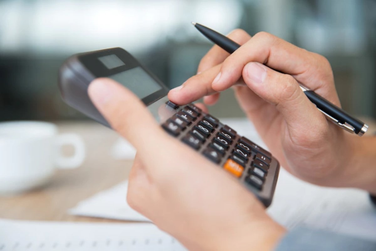 Persona con una calculadora. Descubre cómo calcular el IPC tú mismo.