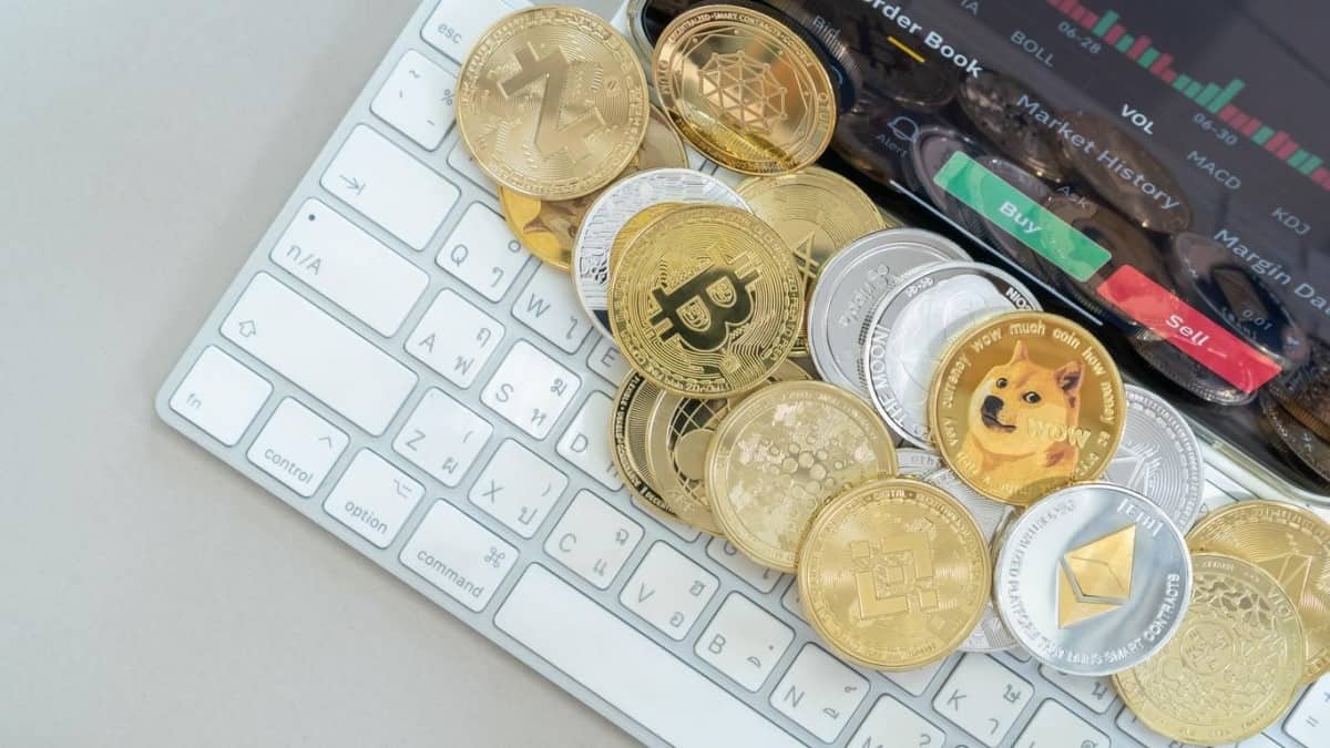 Criptomonedas sobre un computador. Invertir en ellas es una forma de alcanzar la libertad financiera.