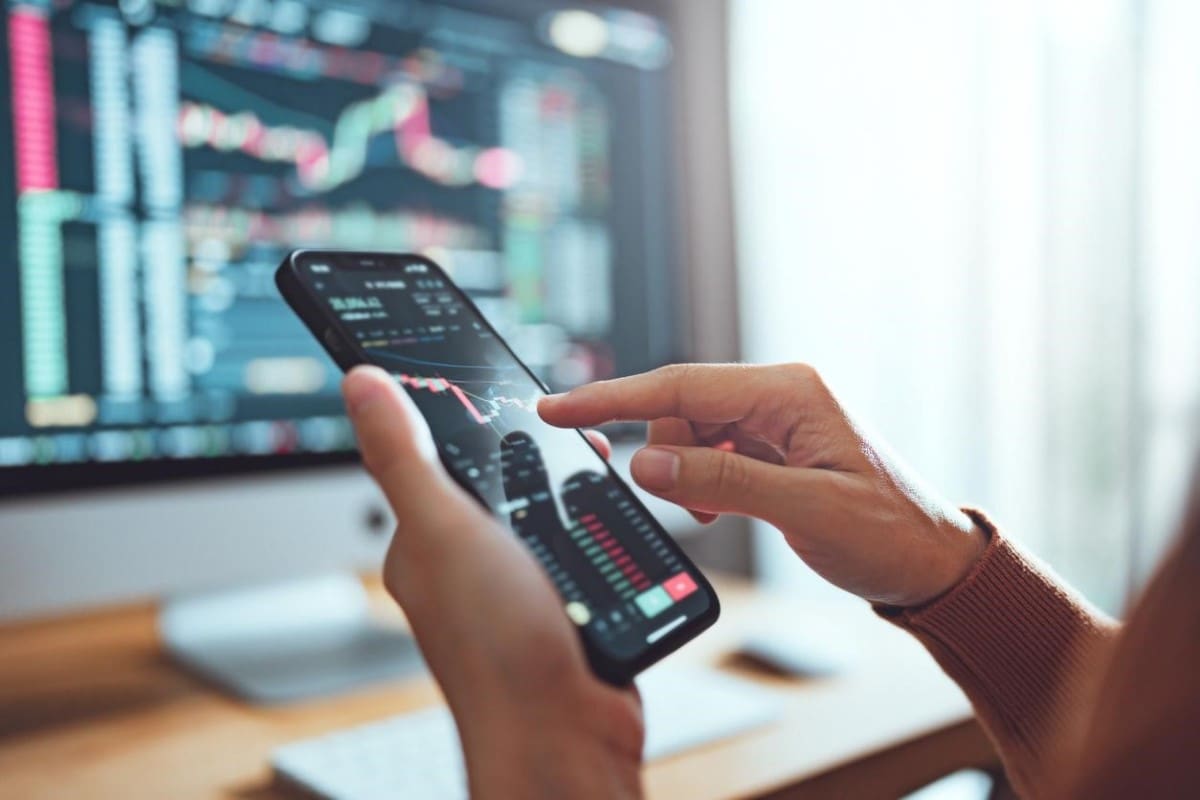 Un inversionista revisa en su celular tendencias del mercado accionario.