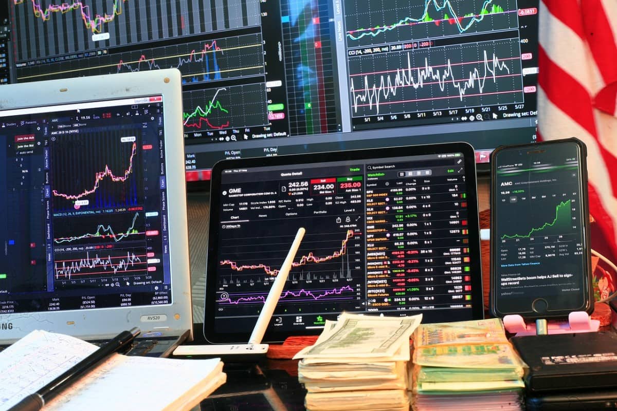 Computadoras con gráficos sobre el comportamiento del mercado bursátil.