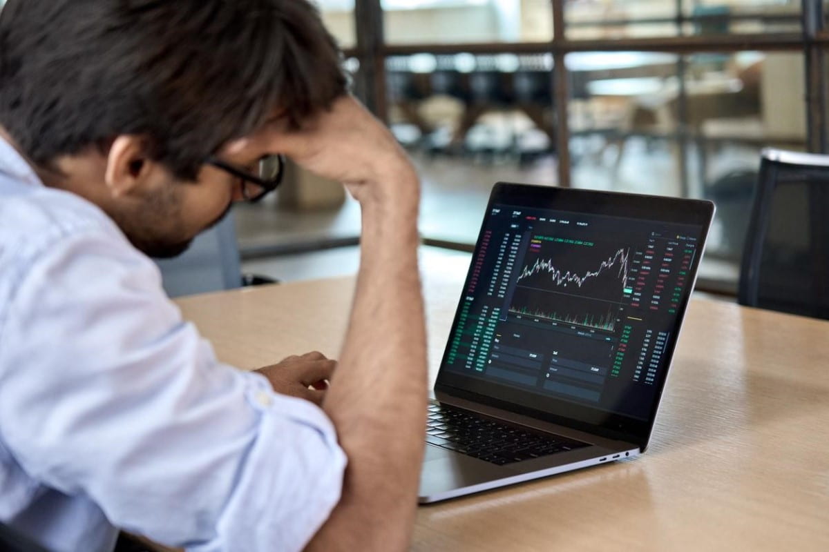 Hombre de negocios indaga tendencias sobre lo que es el mercado de valores.