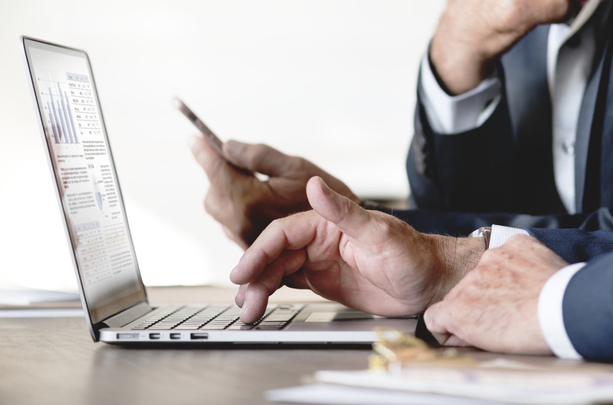 Personas investigando qué es un mercado financiero.