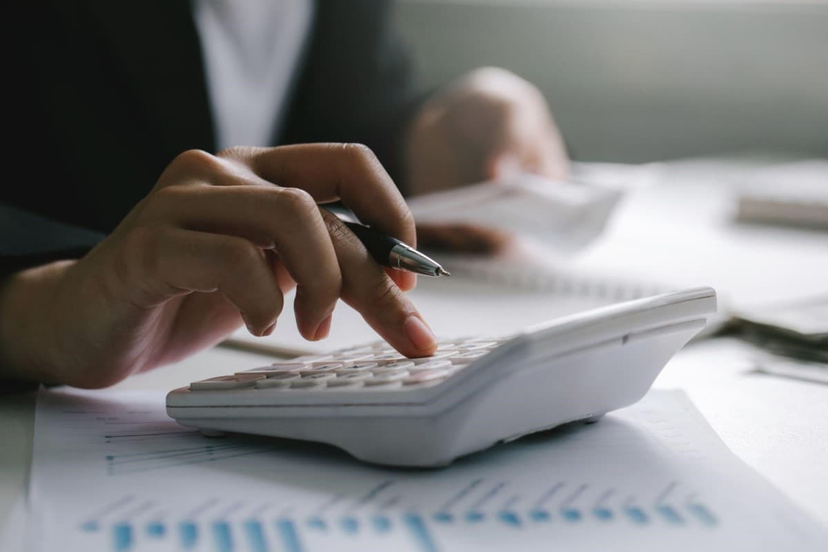 Un inversor calcula las ganancias que recibió del mercado de renta fija.