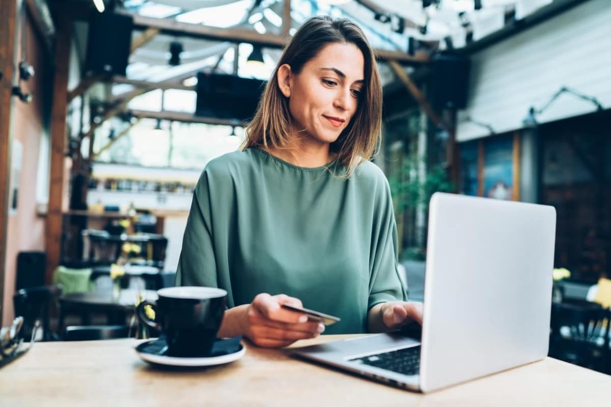 Una mujer consulta su homebanking. Nubank y sus acciones hacen parte del sector bancario.