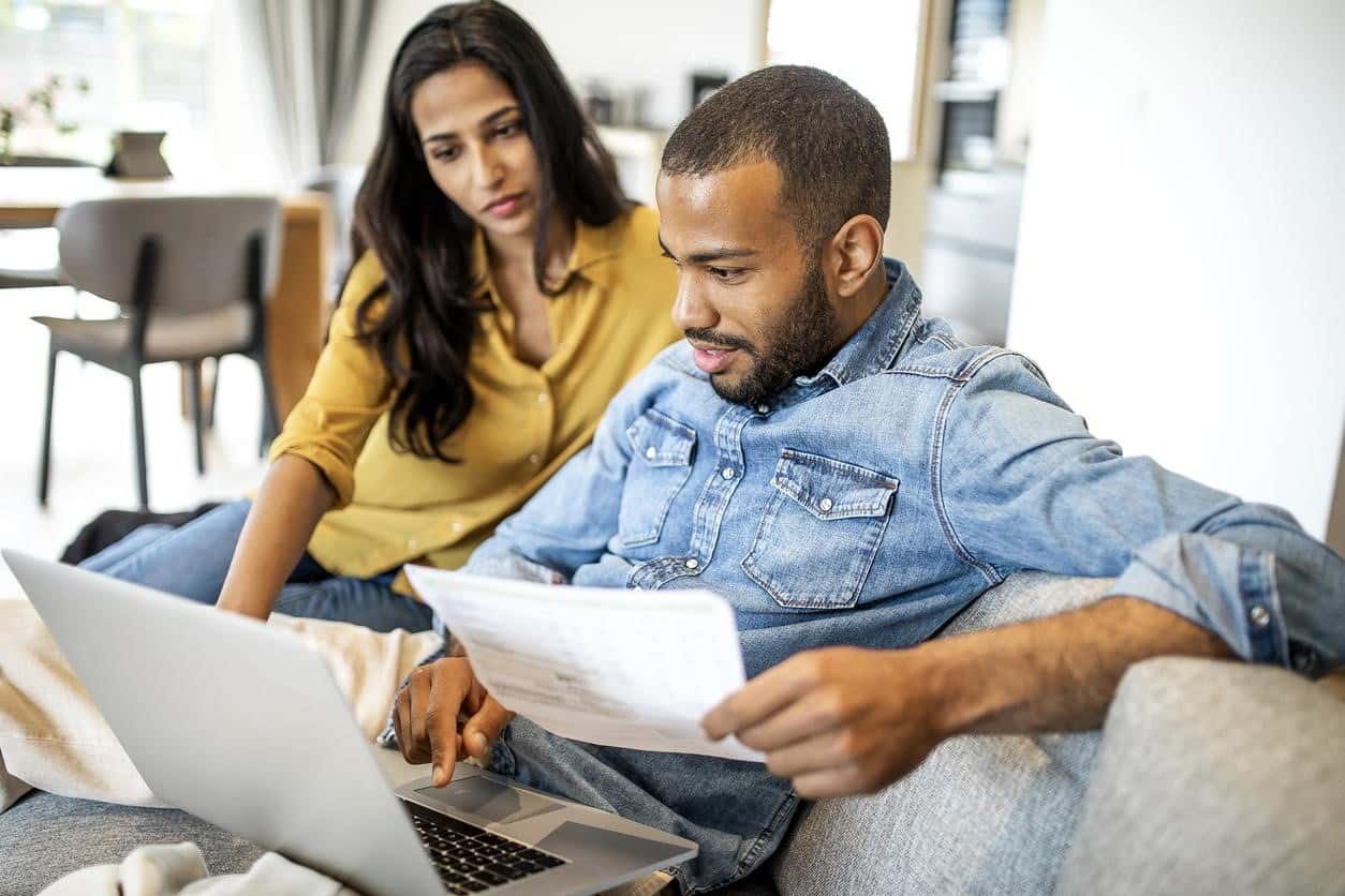Una pareja revisa su planificación financiera.