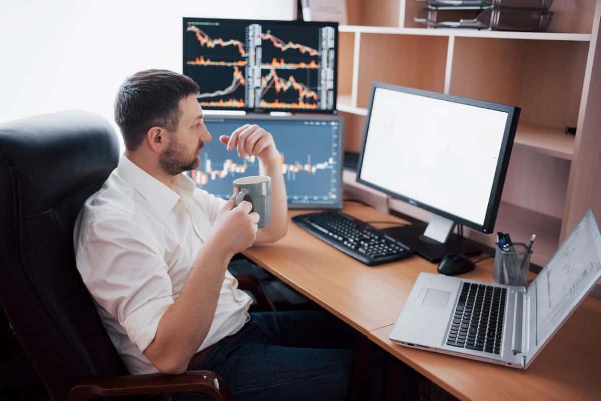 Trader analiza tendencias del precio del cobre hoy en Chile.