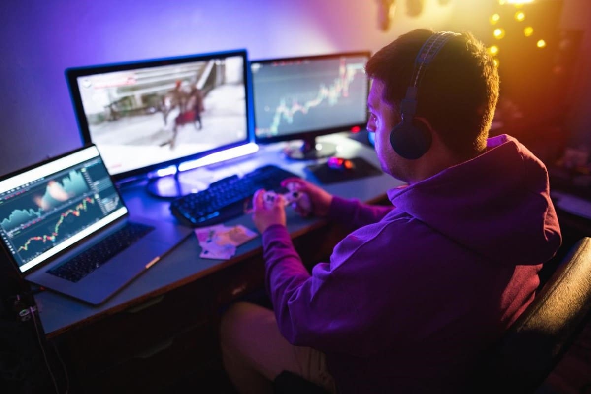 Gamer en línea de tokens no fungibles. Aprende qué son los NFT.