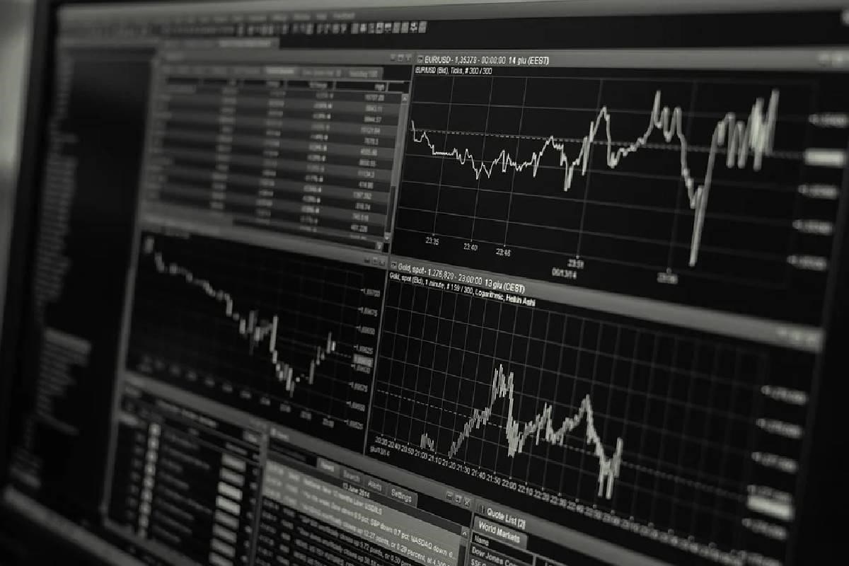 Un pantalla con un gráfico que registra el movimiento de las inversiones.