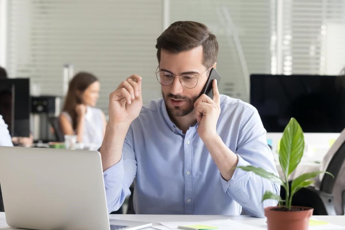 Inversionista investiga en su computadora las ventajas de usar un robo advisor.
