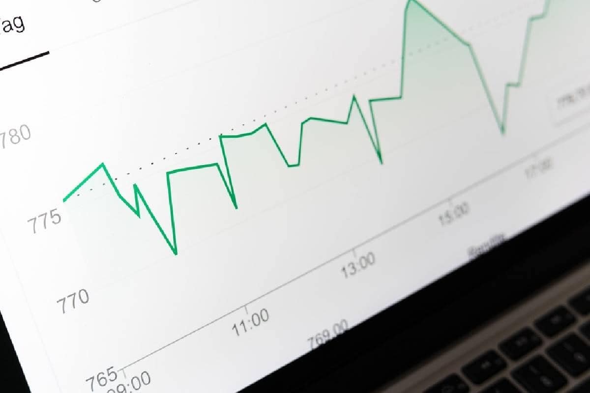 Computadora con información sobre el índice S&P 500.
