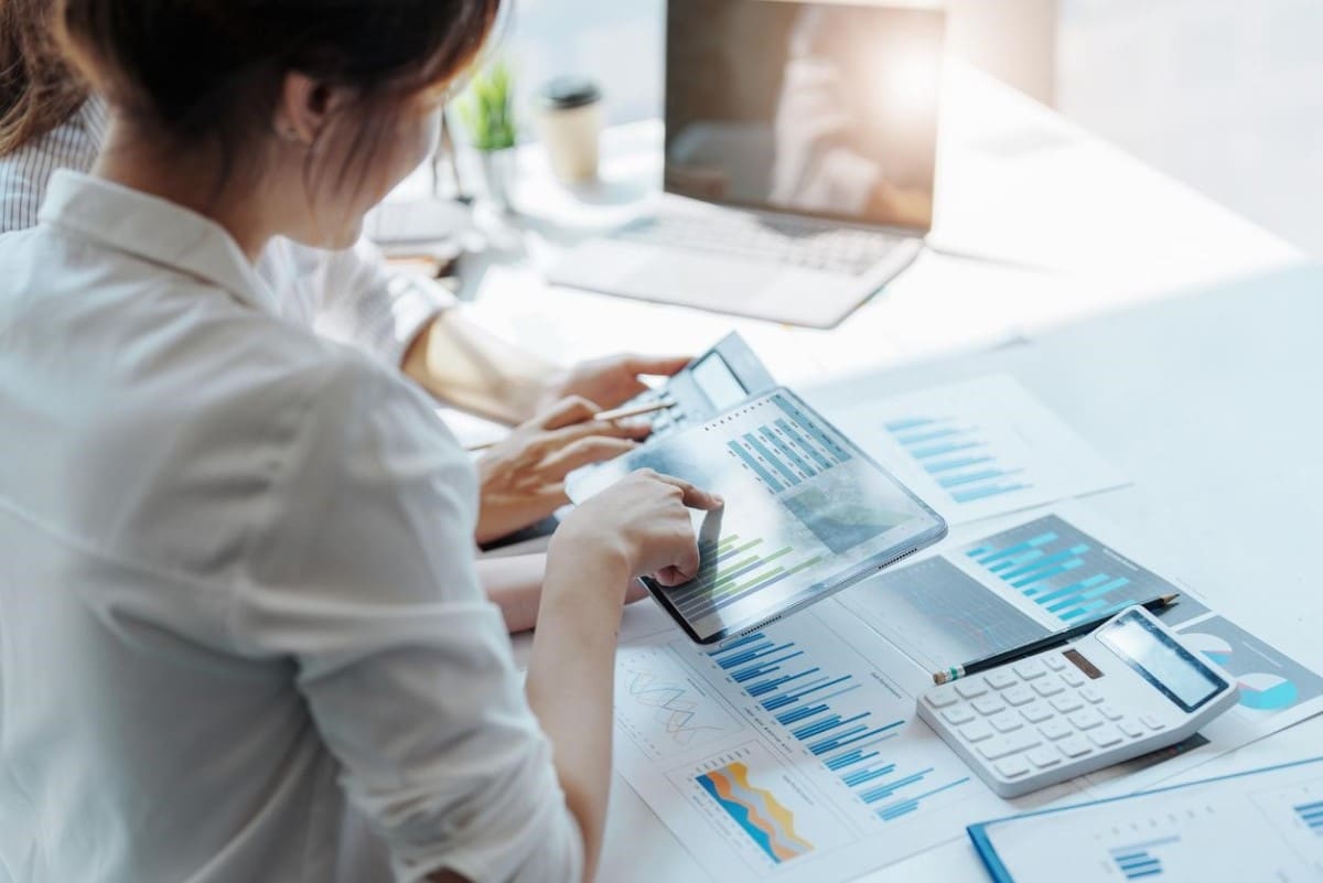 Jóvenes ejecutivas analizan estadísticas y cifras de los tipos de inversión en Colombia.
