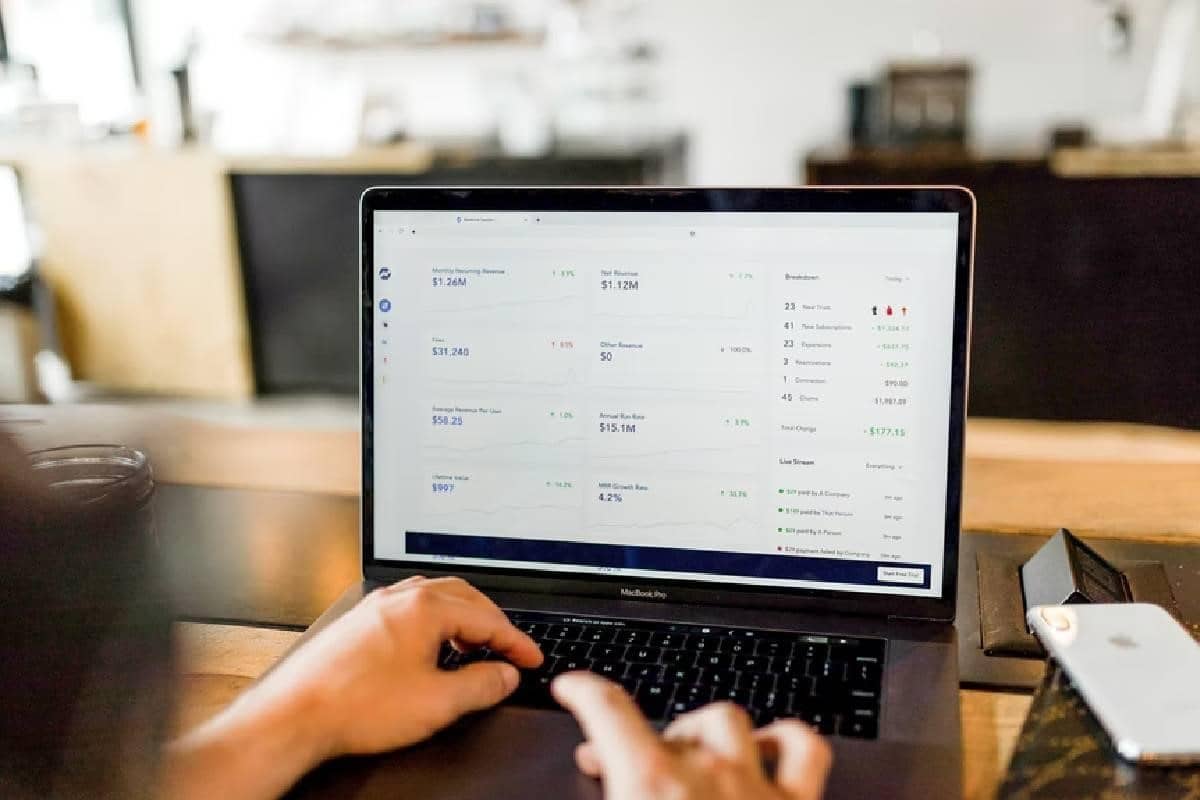 Una persona frente a un computador analizando mercados. El trading algorítmico evita que se tomen decisiones impulsivas y poco rentables.