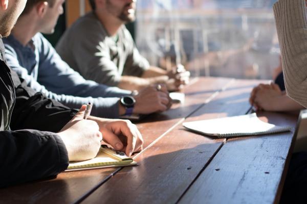 Personas conversando sobre la diferencia entre CFD y futuros.