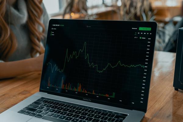 Computadora con gráficos sobre el comportamiento del Dow Jones.
