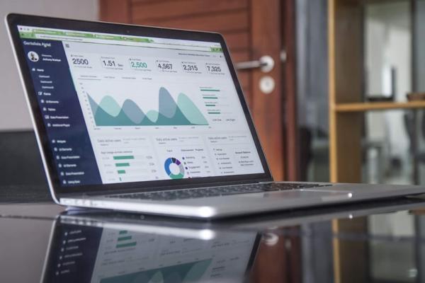 Computadora con gráficos de los fondos de inversión.