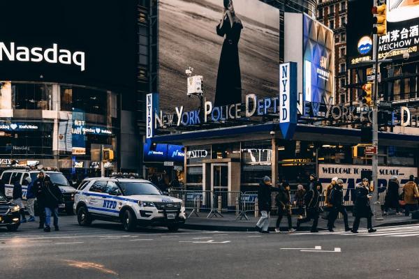 Cartel en la ciudad de New York con la bolsa de valores NASDAQ.