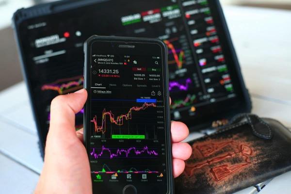 Pantalla de una exchange de criptomonedas, se puede comprar desde el celular. 