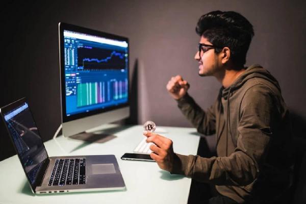 Una trader en la computadora, navega en el ciberespacio mientras compra cryptos.